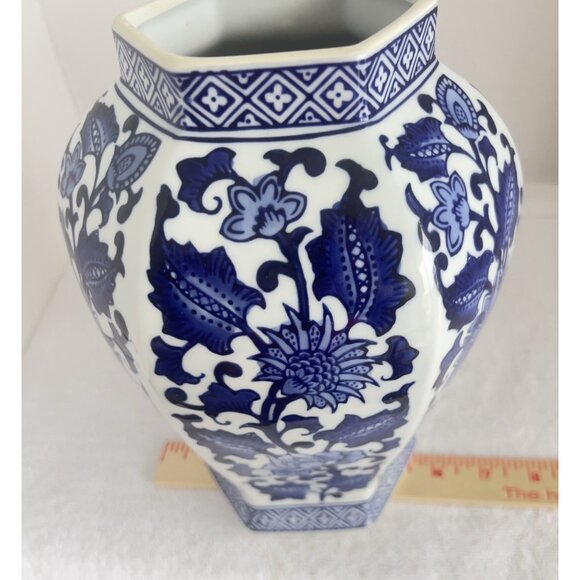 VTG Chinoiserie Blue White Vase Footed Floral Design Asian Home Decor 9"H x 6.5" - Picture 7 of 7
